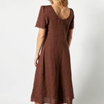Vestido Merai de la marca P-2026-700, vestido elegante con detalles en la tela, en color suave para ocasiones especiales.