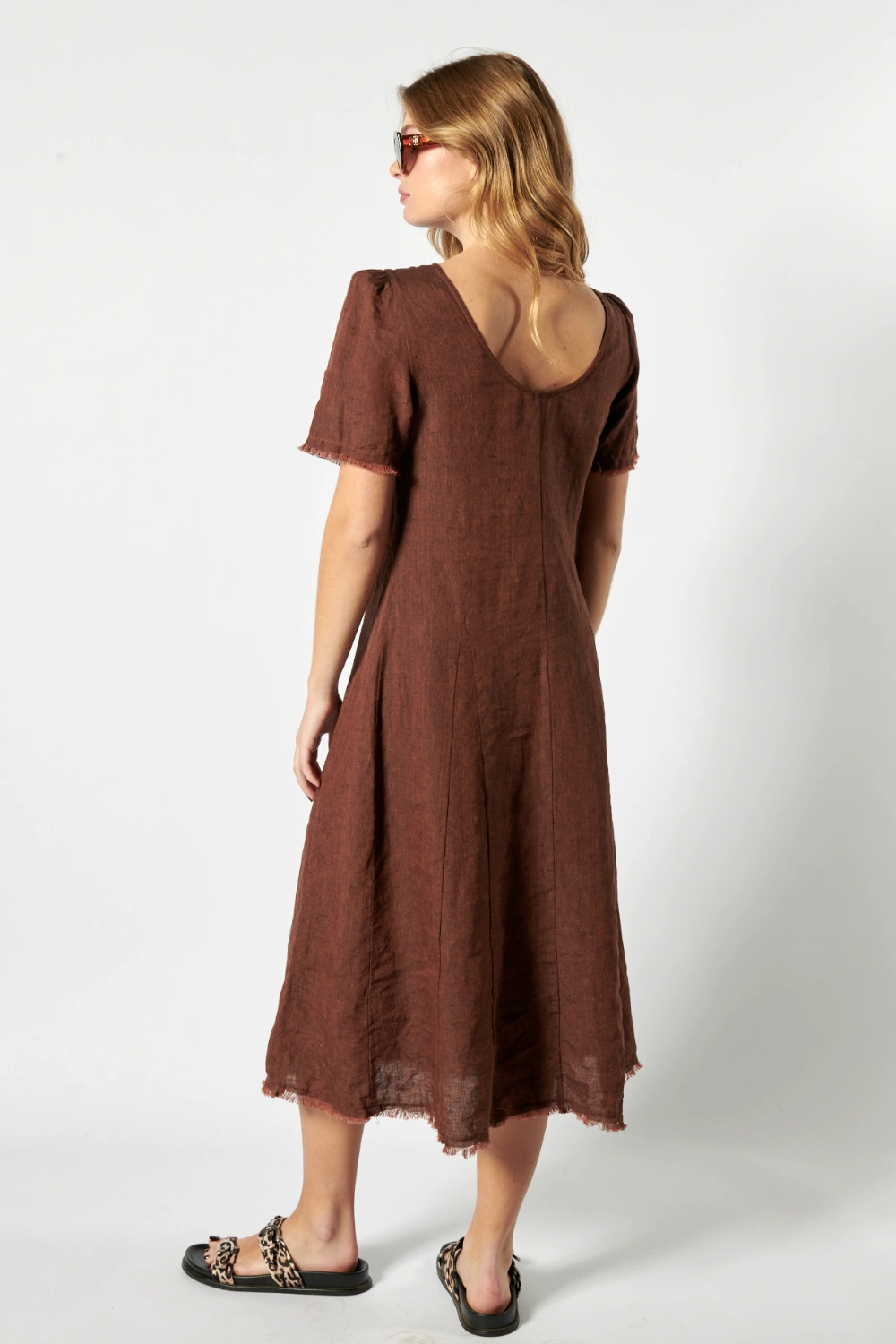 Vestido Merai de la marca P-2026-700, vestido elegante con detalles en la tela, en color suave para ocasiones especiales.