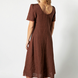 Vestido Merai de la marca P-2026-700, vestido elegante con detalles en la tela, en color suave para ocasiones especiales.