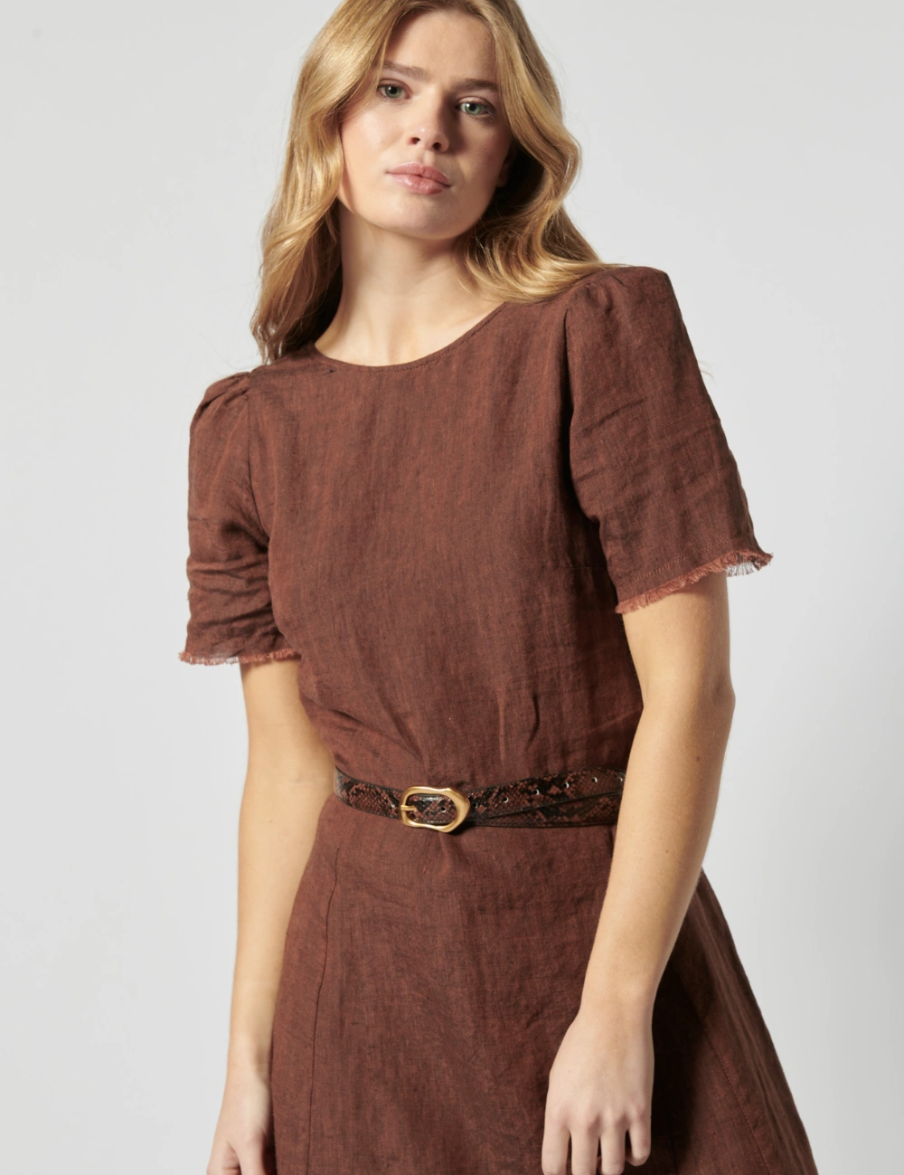 Vestido Merai de la marca P-2026-700 en color y estilo elegantes, con detalles de tela y diseño moderno.