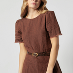 Vestido Merai de la marca P-2026-700 en color y estilo elegantes, con detalles de tela y diseño moderno.