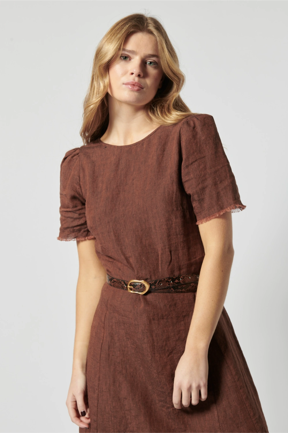 Vestido Merai de la marca P-2026-700 en color y estilo elegantes, con detalles de tela y diseño moderno.