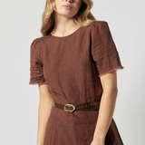 Vestido Merai de la marca P-2026-700 en color y estilo elegantes, con detalles de tela y diseño moderno.