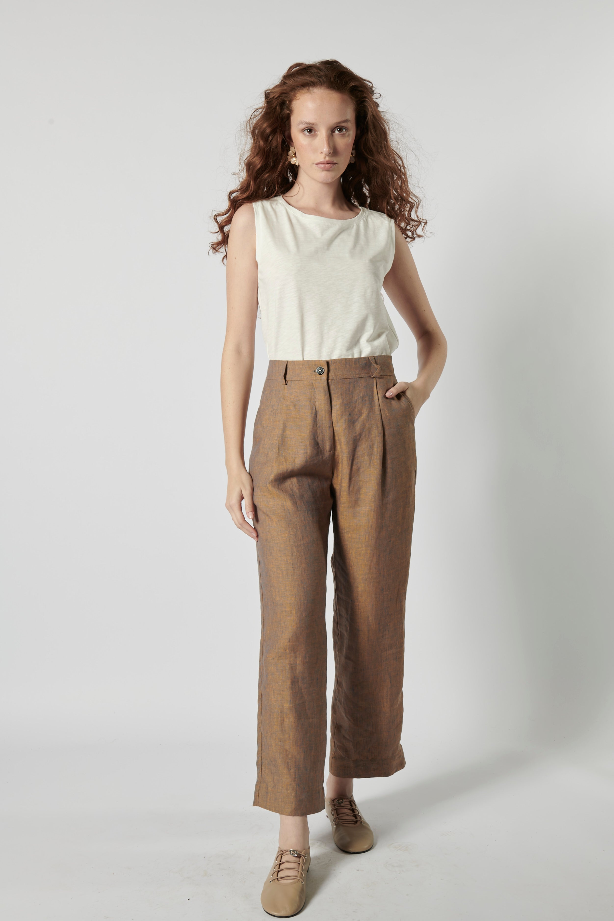 Pantalones Garmi P-2026-800, pantalón deportivo con diseño moderno, en color negro, con detalles de costura visibles.