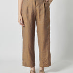 Pantalón Garmi de la marca P-2026-800, pantalones deportivos de color negro con detalles de diseño en la imagen.
