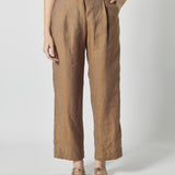 Pantalón Garmi de la marca P-2026-800, pantalones deportivos de color negro con detalles de diseño en la imagen.