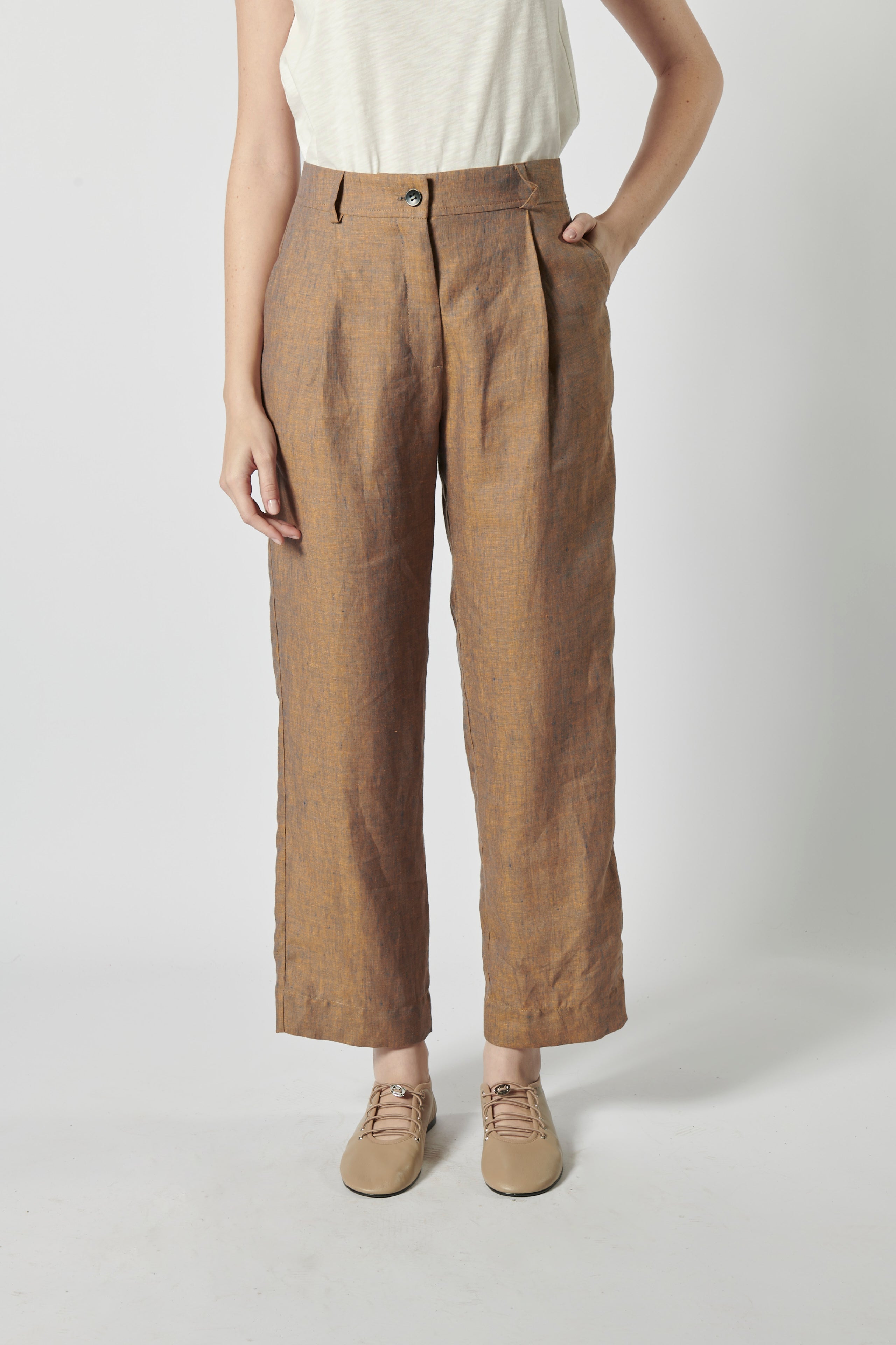 Pantalón Garmi de la marca P-2026-800, pantalones deportivos de color negro con detalles de diseño en la imagen.
