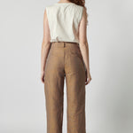 Pantalón Garmi de la marca P-2026-800, pantalones deportivos de color gris con detalles en negro, vista frontal en la imagen.