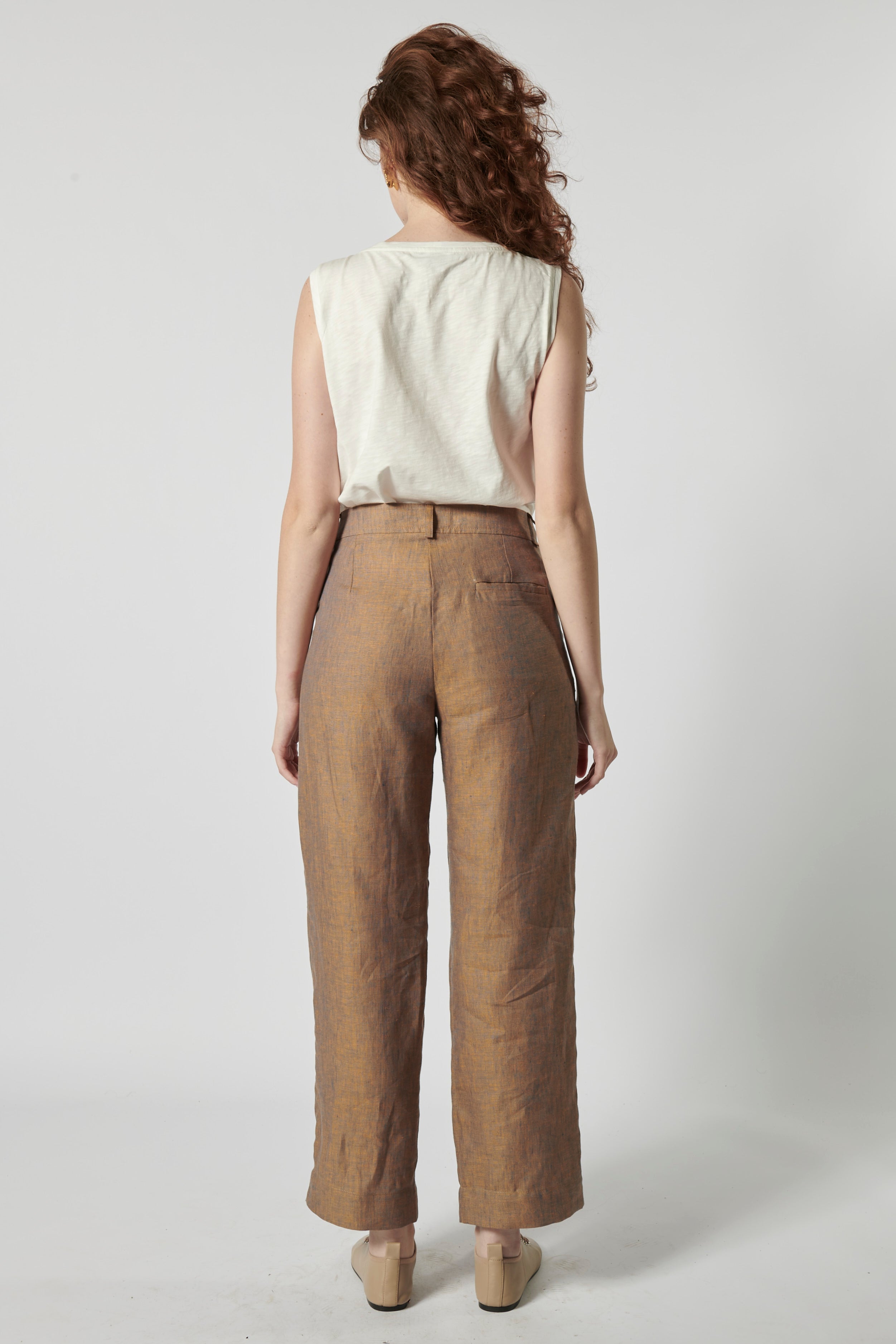 Pantalón Garmi de la marca P-2026-800, pantalones deportivos de color gris con detalles en negro, vista frontal en la imagen.