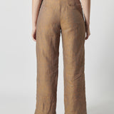 Pantalones Garmi de la marca P-2026-800, pantalones deportivos en color negro con detalles en gris y cintura ajustable.
