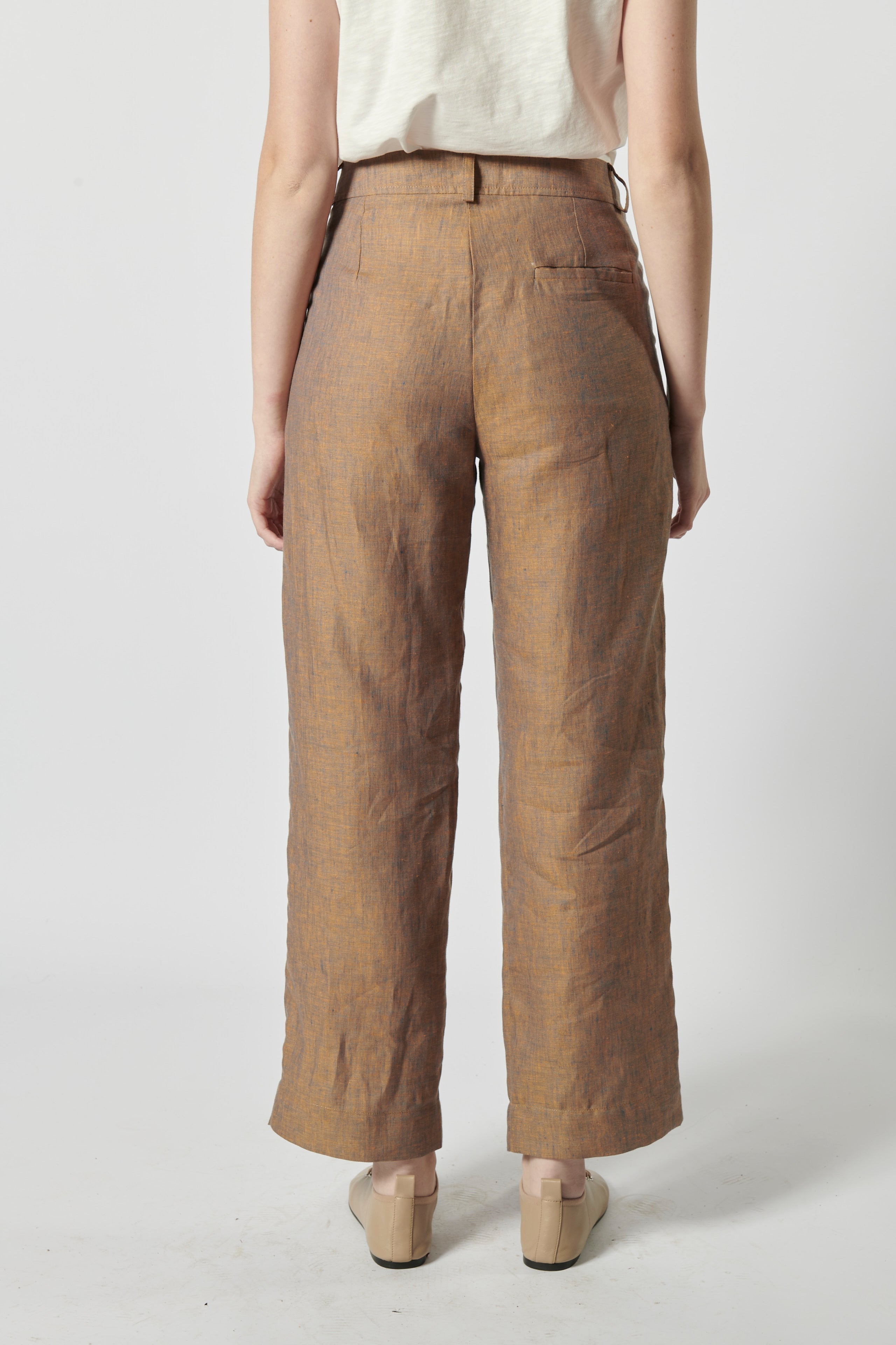 Pantalones Garmi de la marca P-2026-800, pantalones deportivos en color negro con detalles en gris y cintura ajustable.