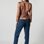 Blusa Munne de la marca P-2026-621, con diseño elegante y detalles en la tela, mostrada en la imagen.