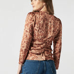 Blusa Munne de la marca P-2026-621 en color blanco con detalles de encaje y manga larga, vista frontal en fondo blanco.