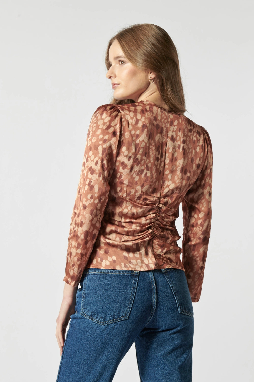 Blusa Munne de la marca P-2026-621 en color blanco con detalles de encaje y manga larga, vista frontal en fondo blanco.