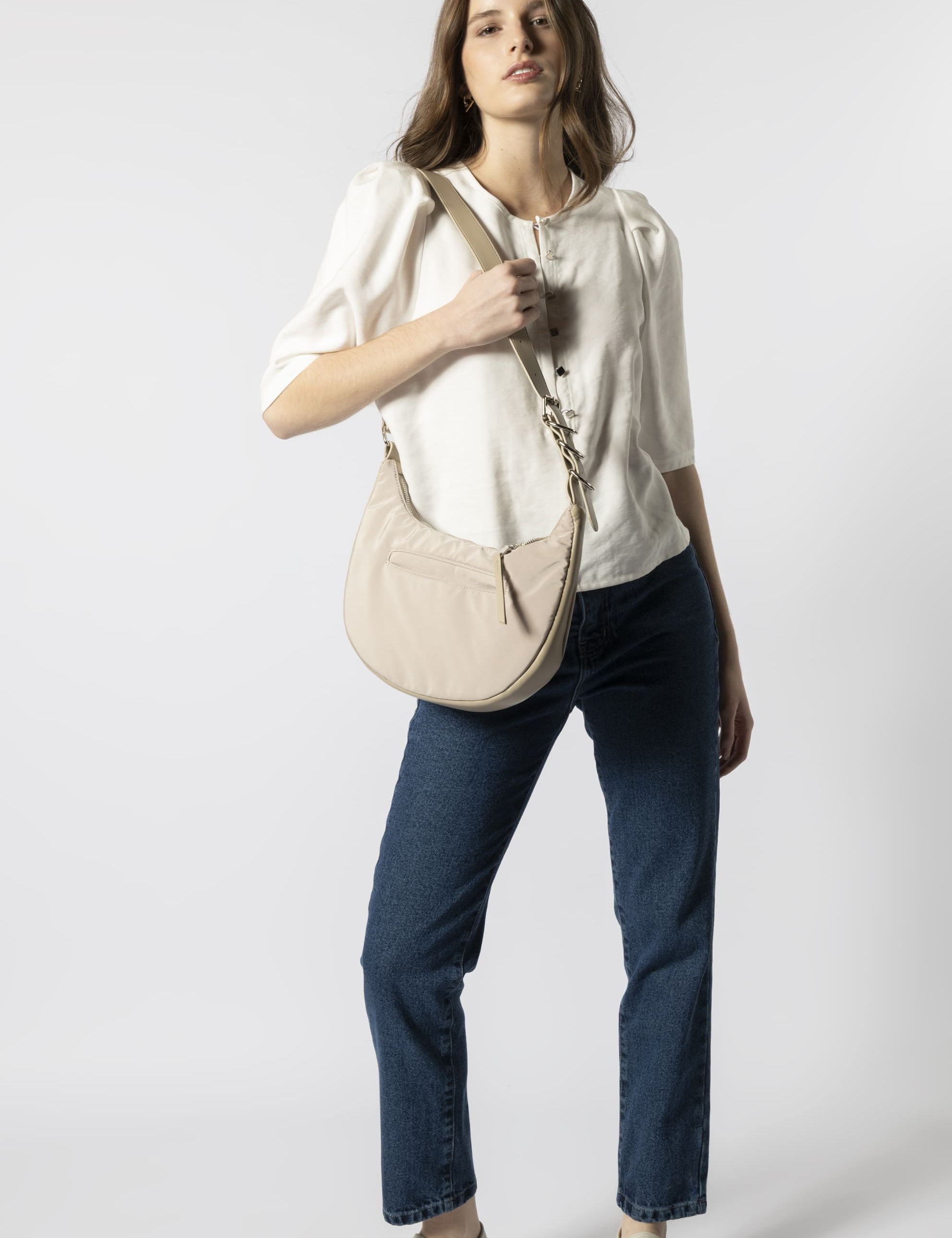 Bandolera Vicky beige de la marca AV-2026-203, cartera y bucket de diseño elegante y práctico, visible en la imagen.