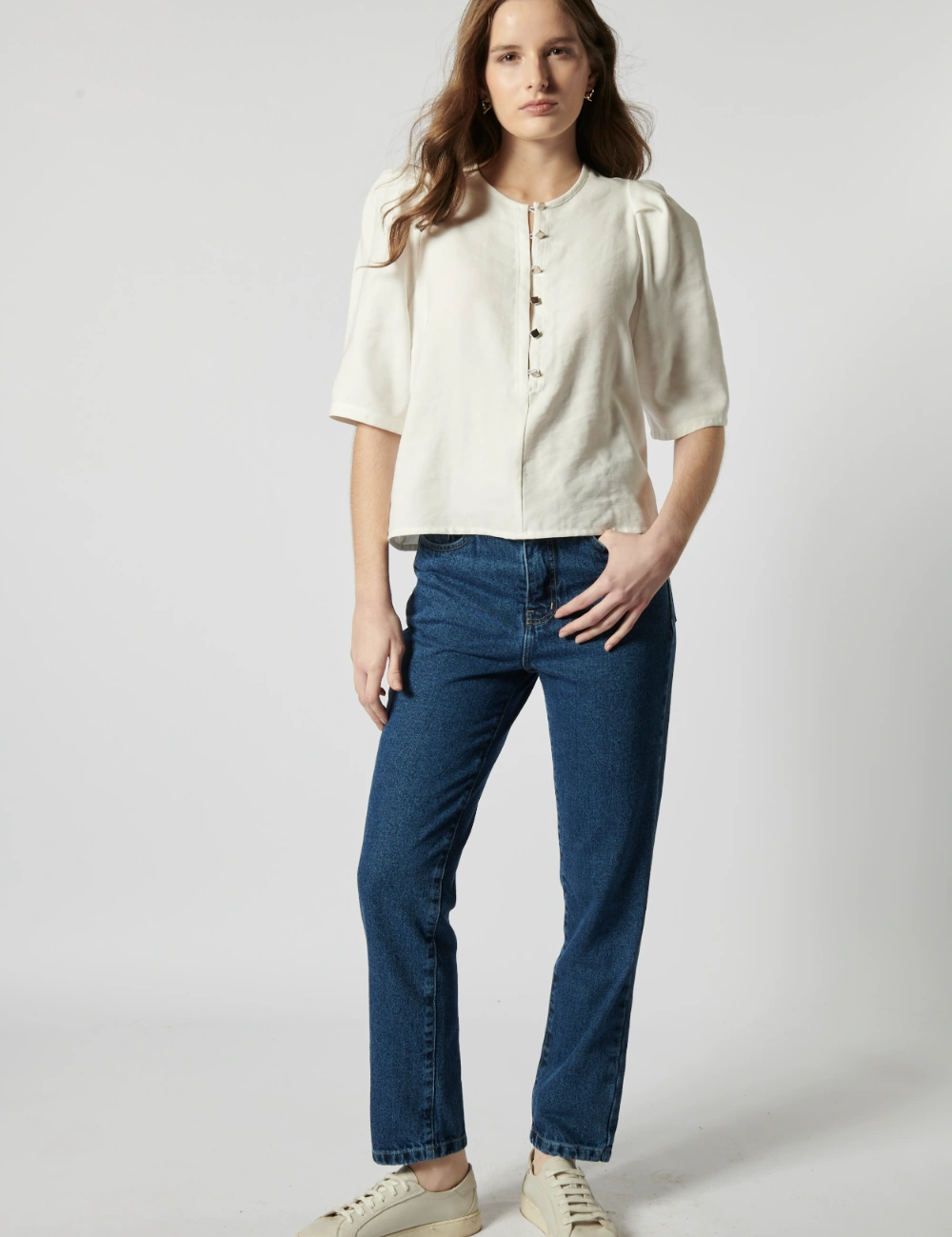 Jeans slim azules de la marca D-2025-803, con ajuste ajustado y diseño clásico, en un fondo neutro.