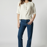 Jeans slim azules de la marca D-2025-803, con ajuste ajustado y diseño clásico, en un fondo neutro.
