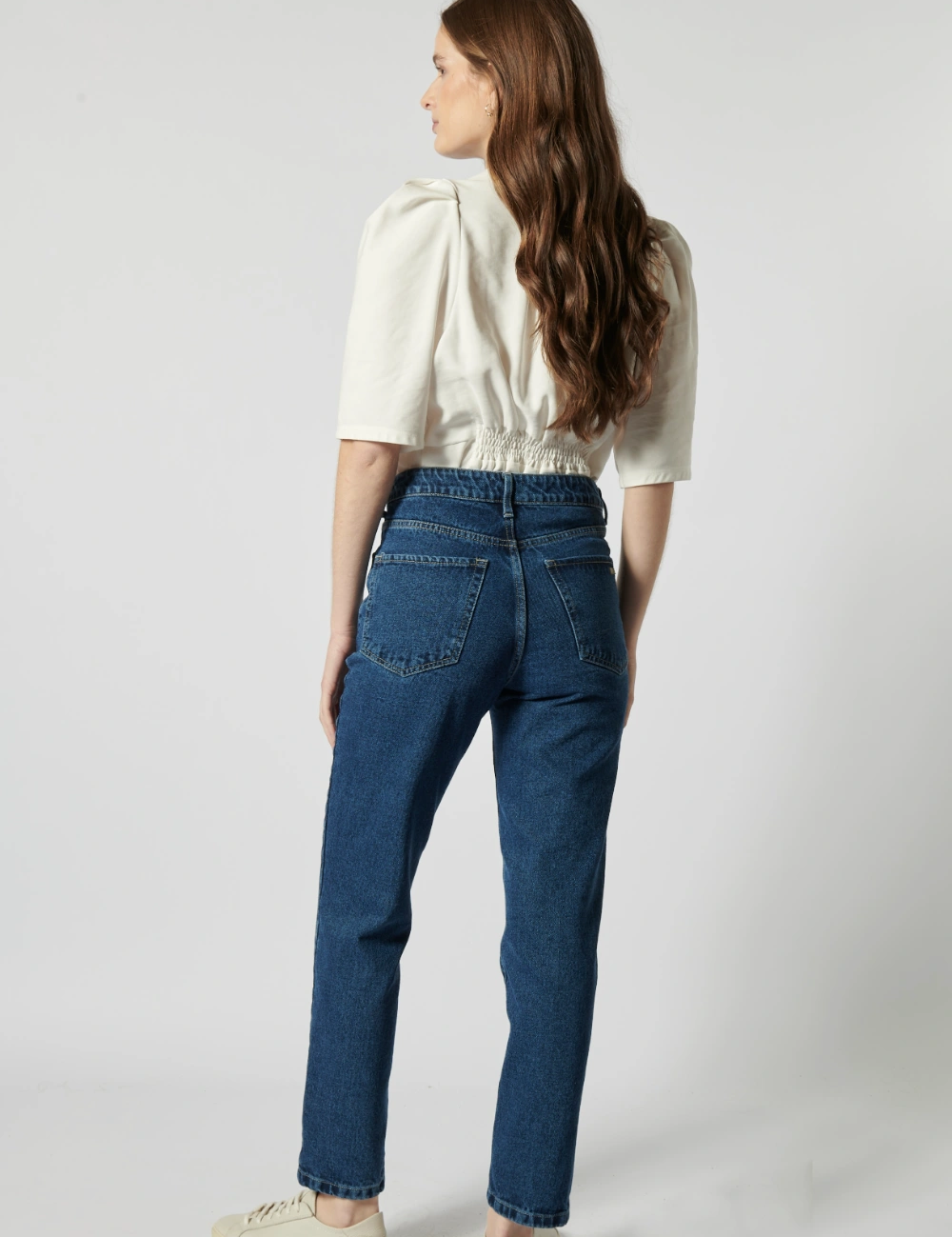 Jeans slim azul de la marca D-2025-803, con corte ajustado y bolsillos frontales, en color azul clásico.