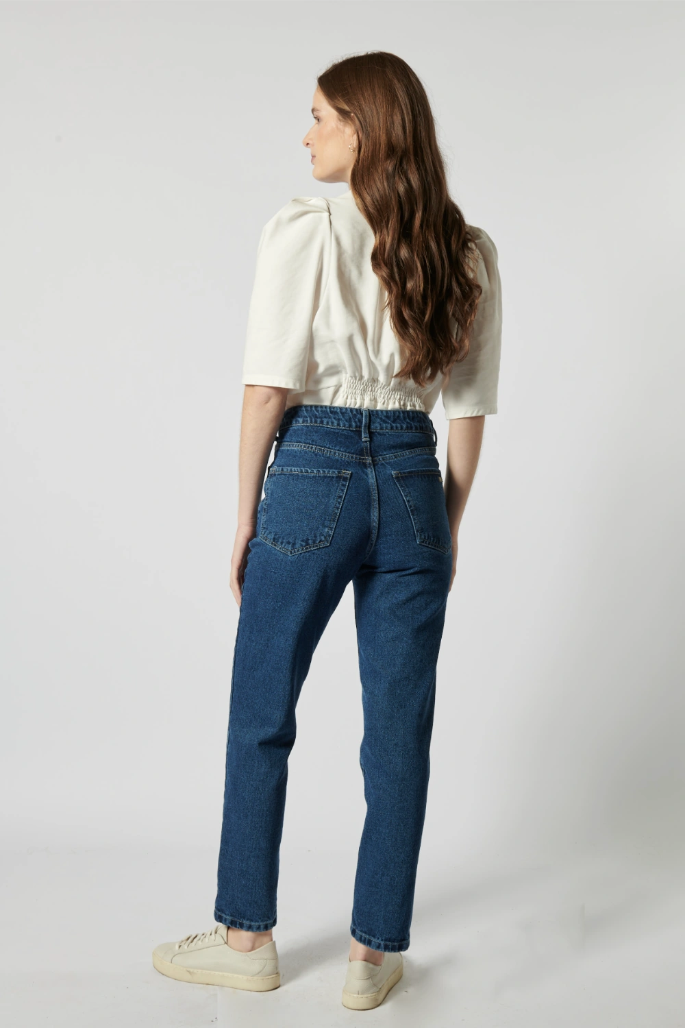 Jeans slim azul de la marca D-2025-803, con corte ajustado y bolsillos frontales, en color azul clásico.
