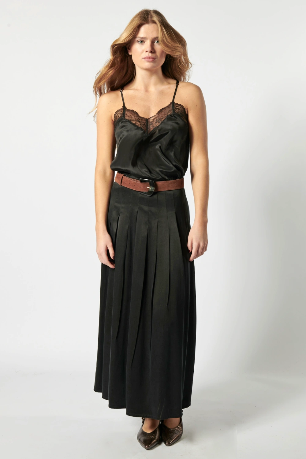 Falda Dido de la marca P-2026-408, diseñada en tela ligera con plisados y largo midi en color neutro.