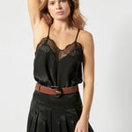 Falda Dido de la marca P-2026-408, diseñada con estilo moderno y detalles elegantes, vista en la imagen.
