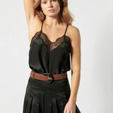 Falda Dido de la marca P-2026-408, diseñada con estilo moderno y detalles elegantes, vista en la imagen.
