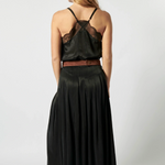 Falda Dido de la marca P-2026-408, diseño elegante en tela ligera, vista frontal con detalles de costura y largo medio.