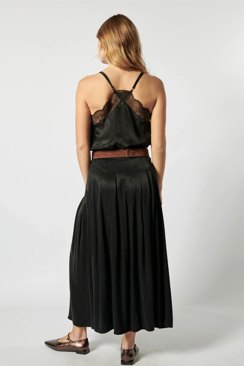 Falda Dido de la marca P-2026-408, diseño elegante en tela ligera, vista frontal con detalles de costura y largo medio.
