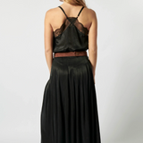 Falda Dido de la marca P-2026-408, diseño elegante en tela ligera, vista frontal con detalles de costura y largo medio.