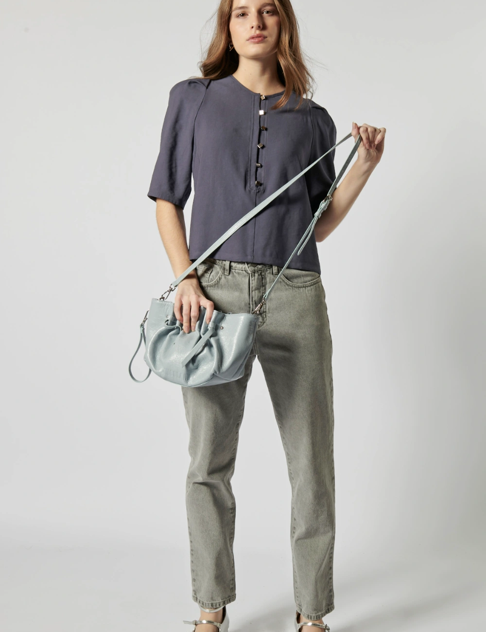 Jeans ajustados en gris de la marca D-2025-803, vista frontal mostrando el estilo slim y detalles en la tela.
