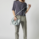 Jeans ajustados en gris de la marca D-2025-803, vista frontal mostrando el estilo slim y detalles en la tela.