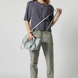 Jeans ajustados en gris de la marca D-2025-803, vista frontal mostrando el estilo slim y detalles en la tela.