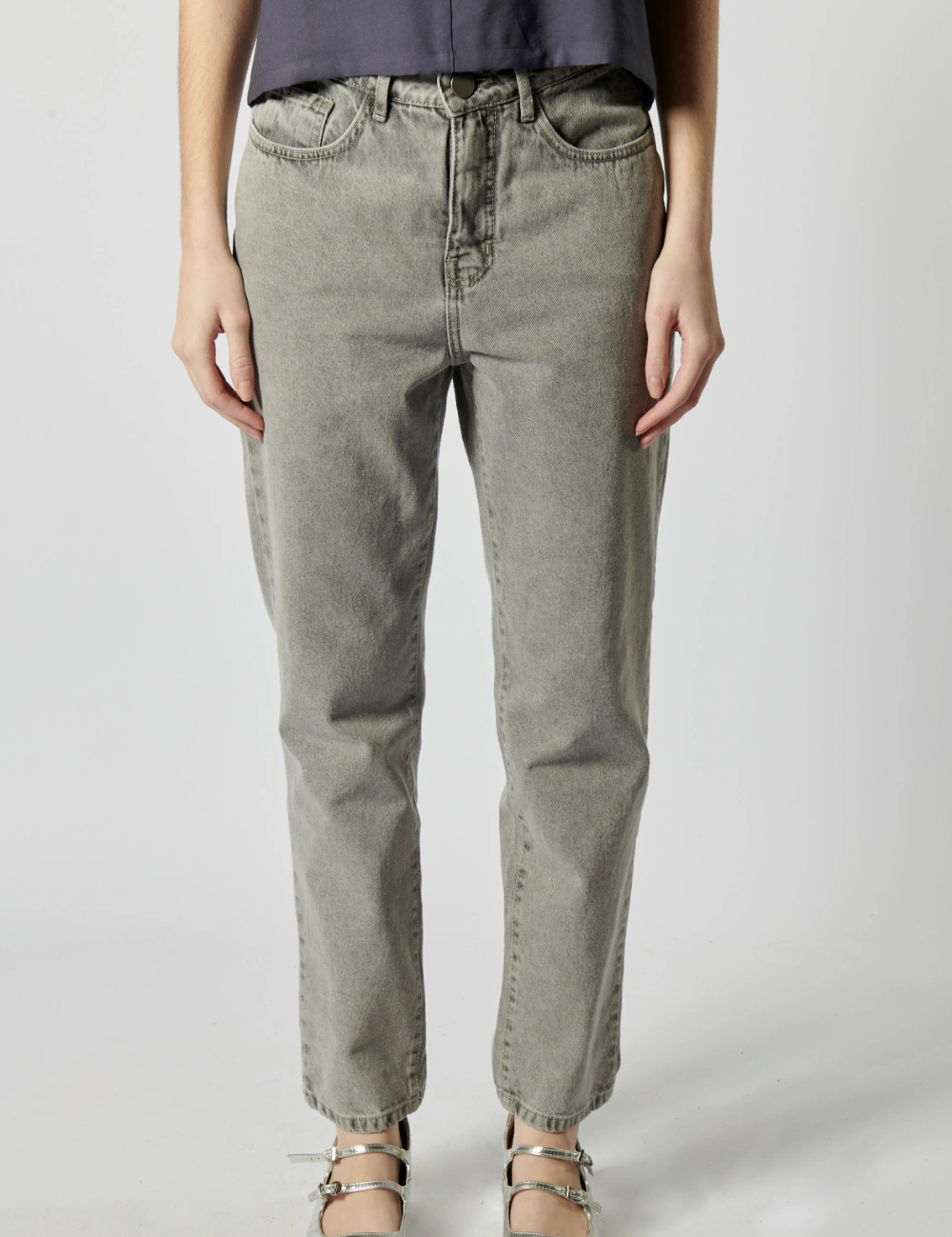 Jeans ajustados grises de la marca D-2025-803, con estilo slim y corte moderno, en una vista frontal.