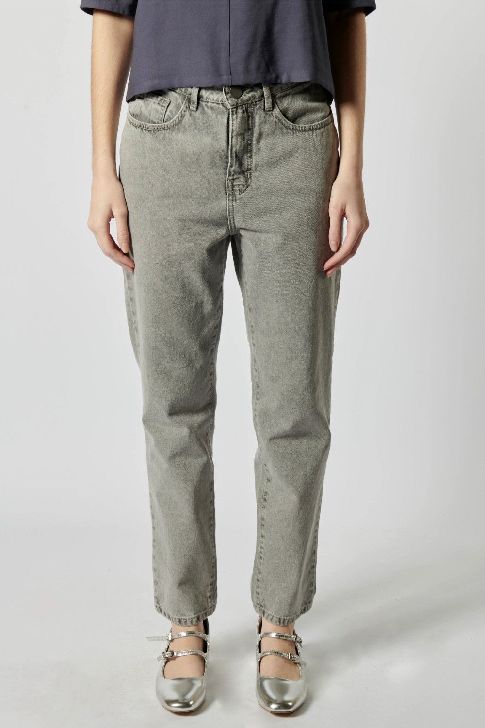 Jeans ajustados grises de la marca D-2025-803, con estilo slim y corte moderno, en una vista frontal.