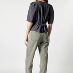 Jeans slim gris de la marca D-2025-803, vista frontal con detalles de costuras y bolsillos en tela de mezclilla.