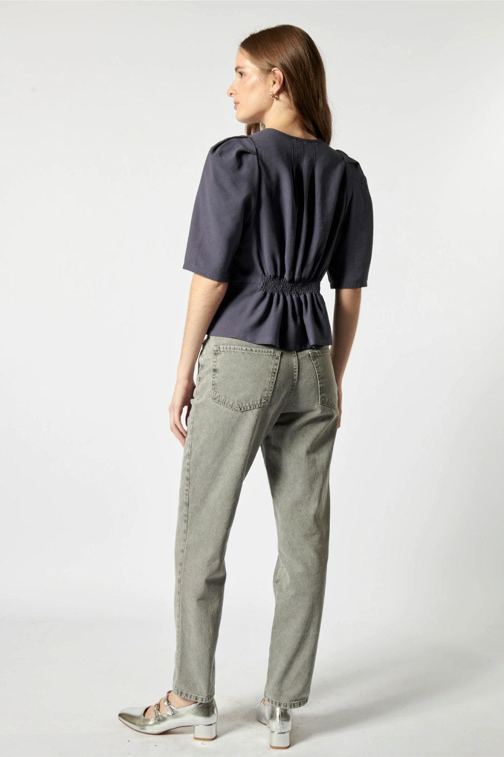 Jeans slim gris de la marca D-2025-803, vista frontal con detalles de costuras y bolsillos en tela de mezclilla.