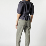 Jeans slim gris de la marca D-2025-803, vista frontal con detalles de costuras y bolsillos en tela de mezclilla.