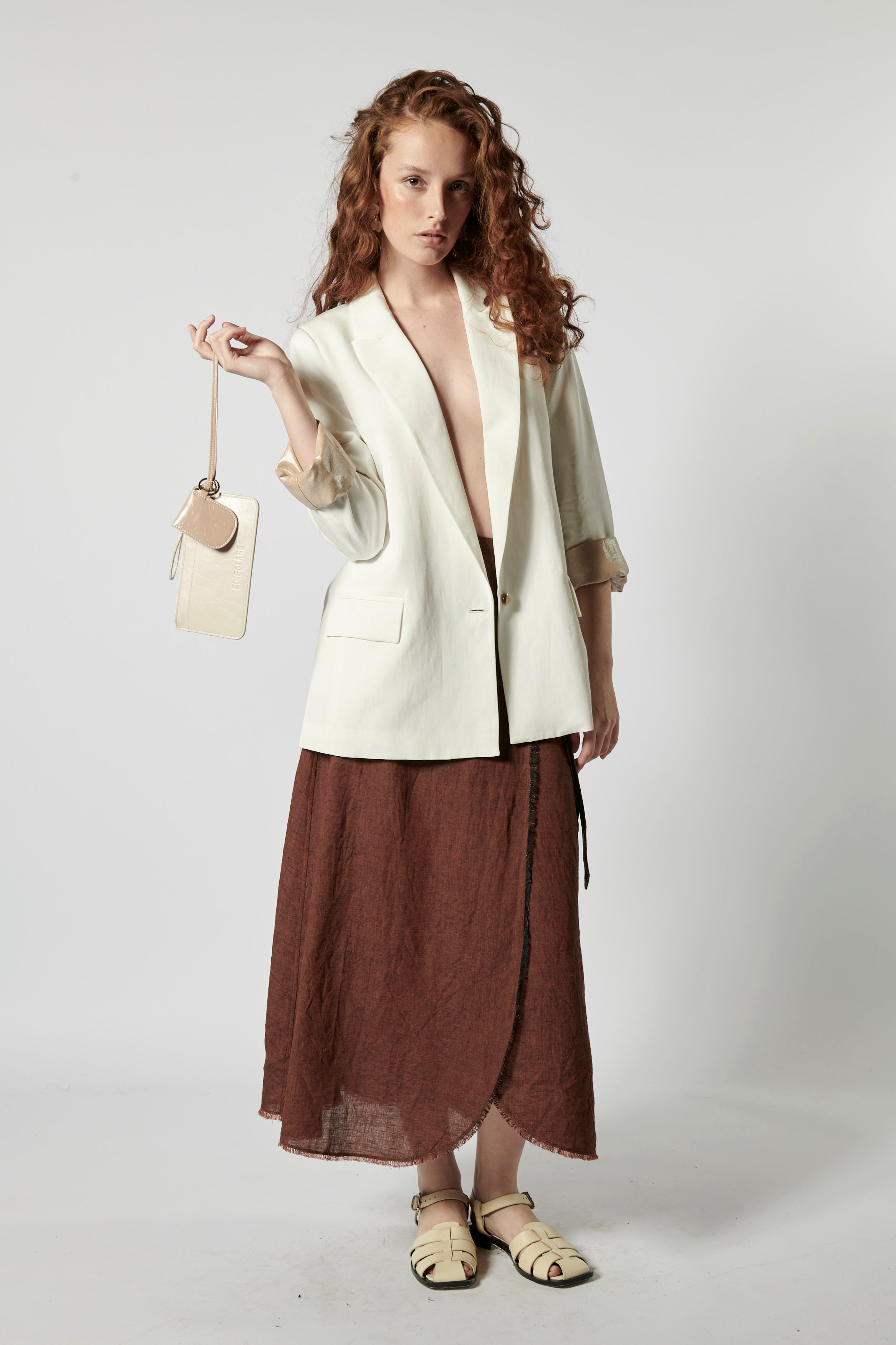Falda Meliade de la marca P-2026-400, diseñada en tela ligera con detalles elegantes y estilo moderno.