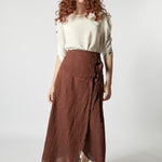 Falda Meliade de la marca P-2026-400 en color negro, con diseño elegante y corte ajustado, vista frontal.