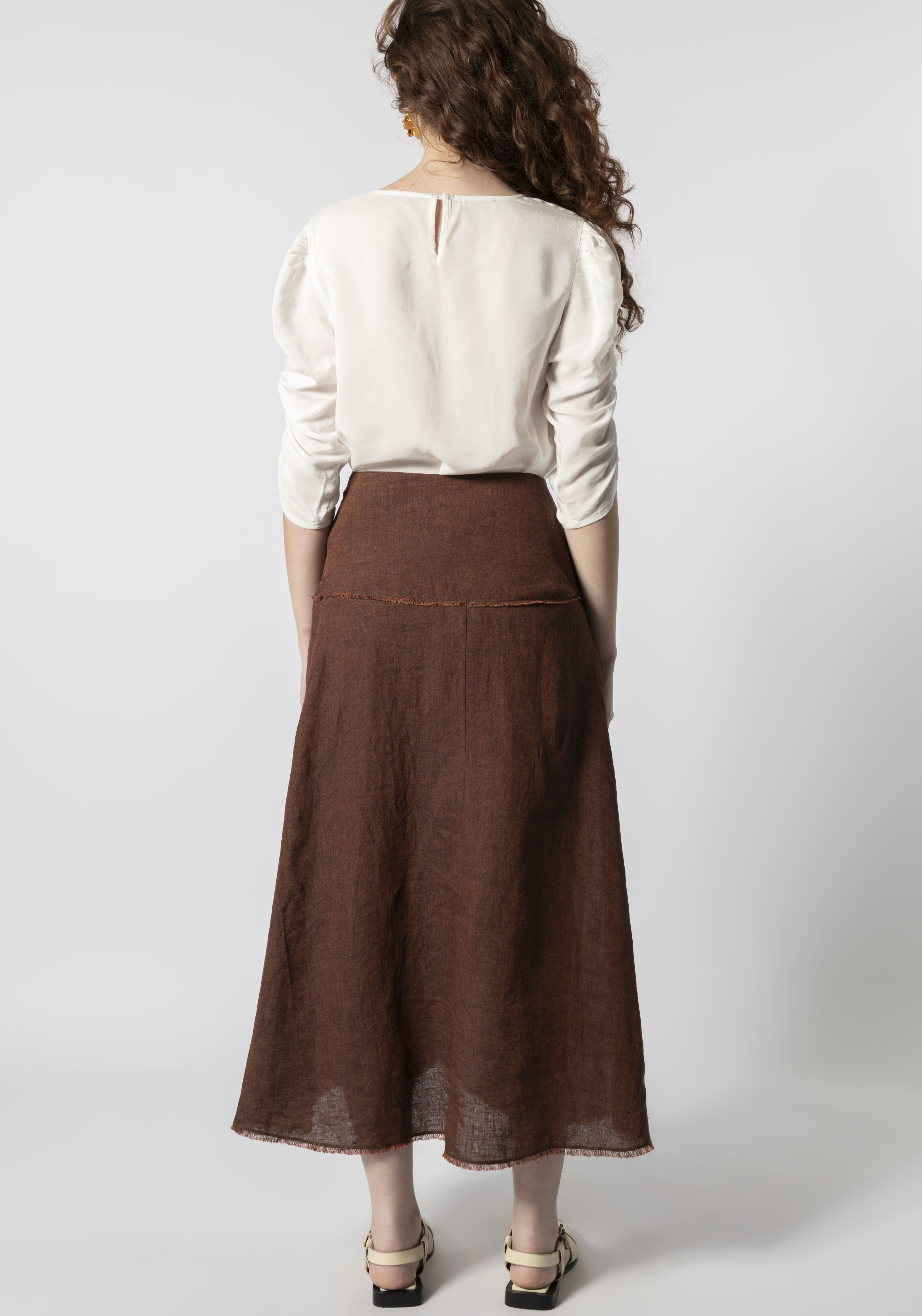 Blusa Mitchel de la marca EV-2026-610, mostrando un diseño elegante y cómodo en tela ligera de color neutro.