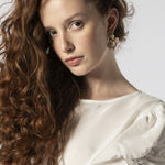 Blusa Mitchel de la marca EV-2026-610 en color gris, con diseño elegante y detalles en la parte superior.