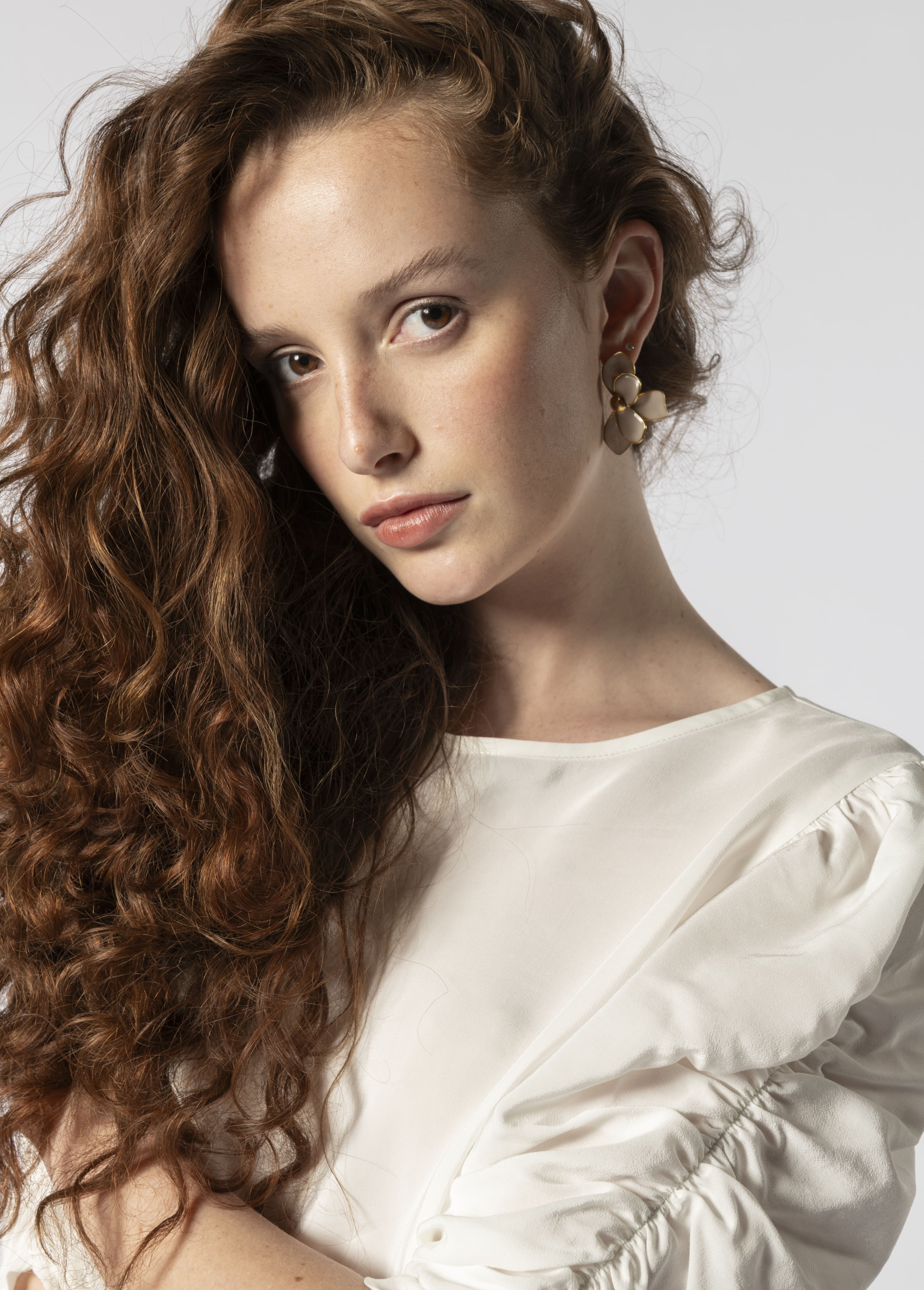 Blusa Mitchel de la marca EV-2026-610 en color gris, con diseño elegante y detalles en la parte superior.