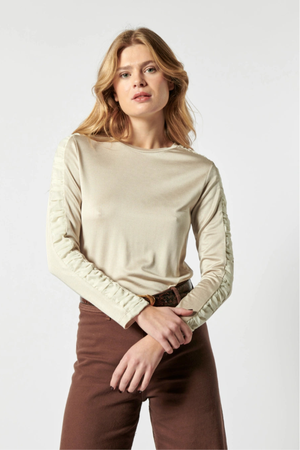 Polera Souci de la marca P-2026-502, color gris, con diseño simple y cuello redondo, en una vista frontal.