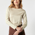 Polera Souci de la marca P-2026-502, color gris, con diseño simple y cuello redondo, en una vista frontal.
