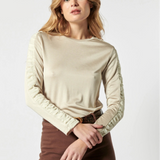 Polera Souci de la marca P-2026-502, color gris, con diseño simple y cuello redondo, en una vista frontal.