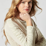 Polera Souci de la marca P-2026-502 en color gris, con diseño sencillo y tela suave, vista frontal.