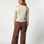 Vista trasera de jeans culotte café con bolsillos funcionales y calce amplio mujer

