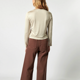 Vista trasera de jeans culotte café con bolsillos funcionales y calce amplio mujer
