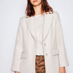Chaqueta Amphora de la marca I-2024-932, con diseño elegante y detalles modernos, en color neutro sobre fondo blanco.