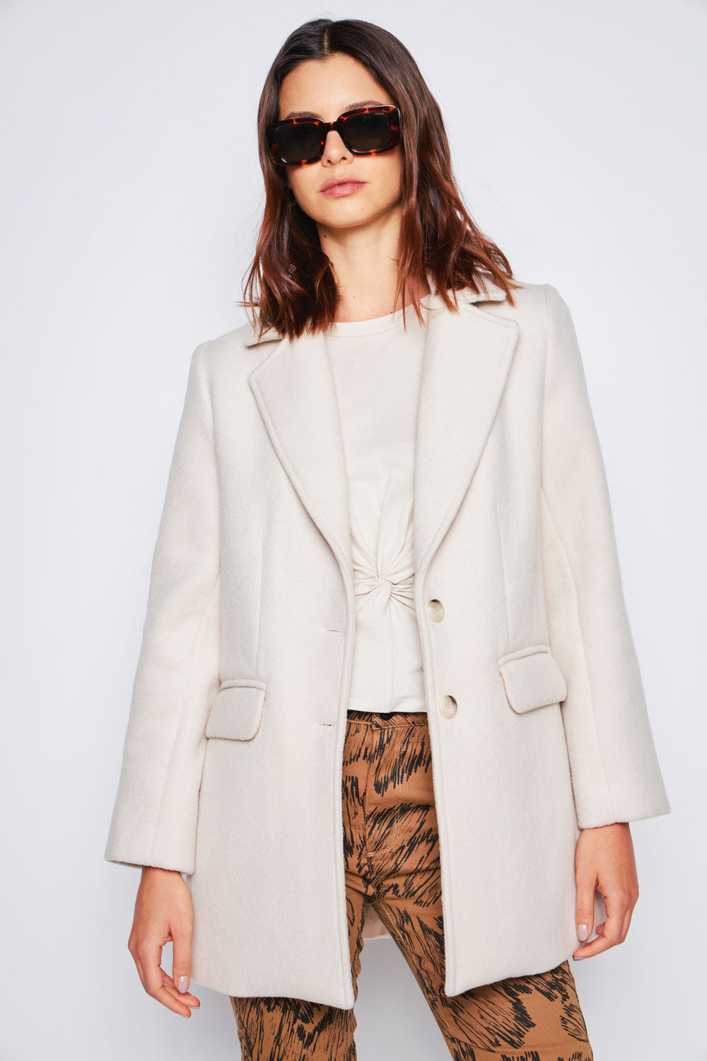 Chaqueta Amphora de la marca I-2024-932, con diseño elegante y detalles modernos, en color neutro sobre fondo blanco.